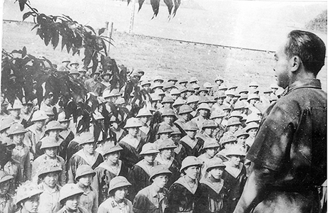 General Vo Nguyen Giap with soldiers and people in Quang Ninh province